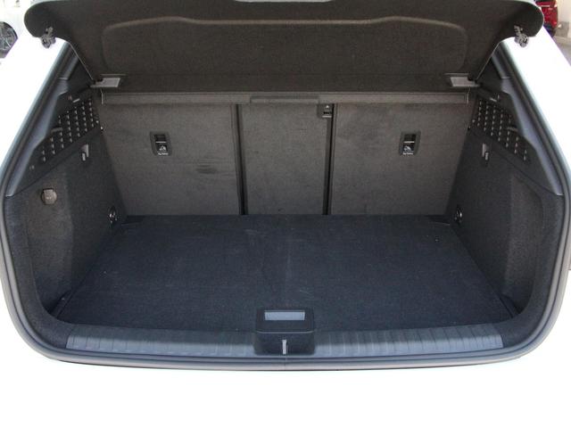 通常時の積載能力もさることながら、後席を３分割する事で更なる容量拡大も可能です。