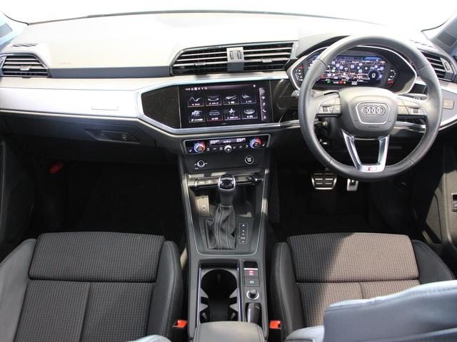 ドライバーの方へと傾けられた設計で、飛行機のコックピットを連想させるインパネです。