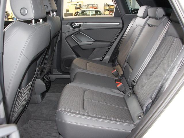 大人が座っても余裕のあるレッグスペースで、見た目以上の快適さです！