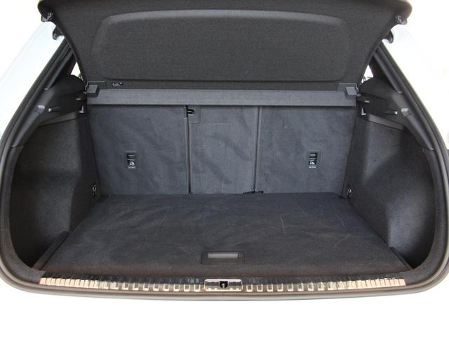 通常時の積載能力もさることながら、後席を３分割する事で更なる容量拡大も可能です。