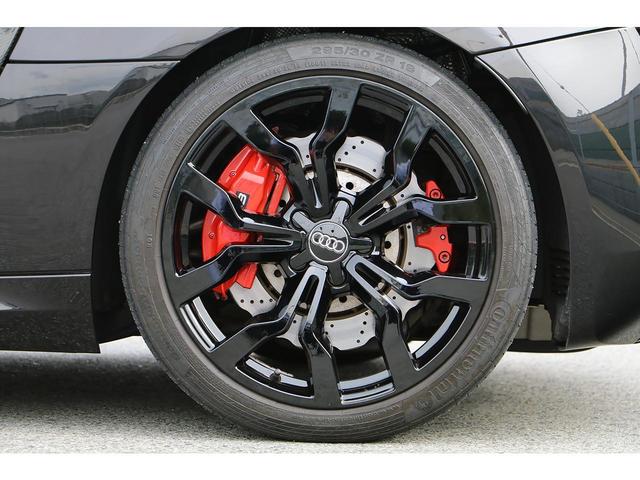 Ｒ８ ５．２ＦＳＩクワトロ　Ｖ１０エンジン　Ｓトロニック　後期モデル　左Ｈ　レザーＰＫＧ　カーボンエンジンベイ　カーボンサイドブレード＆インテリアパネル　ＬＥＤヘッドライト　走行１万ｋｍ台　レッドキャリパー　ＴＶチューナー（33枚目）