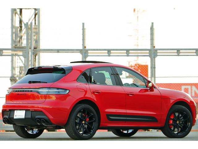 マカン マカンＧＴＳ　ワンオーナー　スポーツクロノ　スポーツエグゾースト　ＯＰ２１インチグロスブラックＡＷ　エクステンドレザーインテリア　レッド＆ブラックレザー　パノラマサンルーフ　パワステプラス　レーンキープアシスト（2枚目）