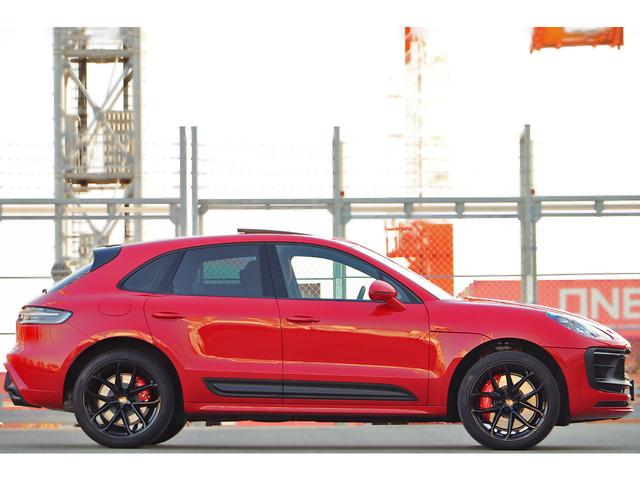 マカン マカンＧＴＳ　ワンオーナー　スポーツクロノ　スポーツエグゾースト　ＯＰ２１インチグロスブラックＡＷ　エクステンドレザーインテリア　レッド＆ブラックレザー　パノラマサンルーフ　パワステプラス　レーンキープアシスト（5枚目）