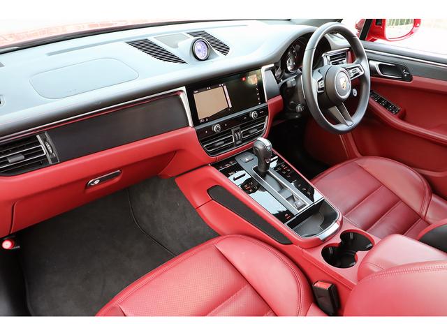 マカン マカンＧＴＳ　ワンオーナー　スポーツクロノ　スポーツエグゾースト　ＯＰ２１インチグロスブラックＡＷ　エクステンドレザーインテリア　レッド＆ブラックレザー　パノラマサンルーフ　パワステプラス　レーンキープアシスト（10枚目）