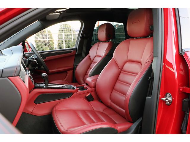 マカン マカンＧＴＳ　ワンオーナー　スポーツクロノ　スポーツエグゾースト　ＯＰ２１インチグロスブラックＡＷ　エクステンドレザーインテリア　レッド＆ブラックレザー　パノラマサンルーフ　パワステプラス　レーンキープアシスト（12枚目）