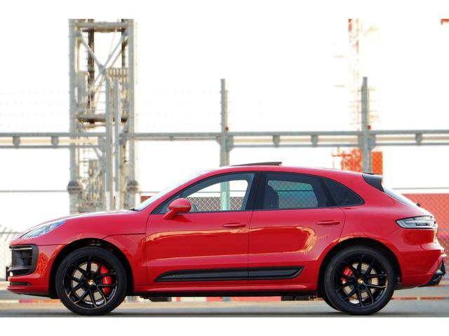 マカン マカンＧＴＳ　ワンオーナー　スポーツクロノ　スポーツエグゾースト　ＯＰ２１インチグロスブラックＡＷ　エクステンドレザーインテリア　レッド＆ブラックレザー　パノラマサンルーフ　パワステプラス　レーンキープアシスト（22枚目）