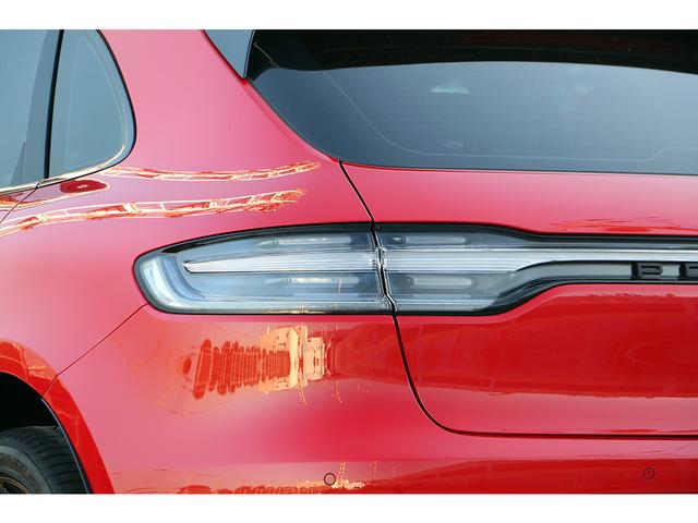 マカン マカンＧＴＳ　ワンオーナー　スポーツクロノ　スポーツエグゾースト　ＯＰ２１インチグロスブラックＡＷ　エクステンドレザーインテリア　レッド＆ブラックレザー　パノラマサンルーフ　パワステプラス　レーンキープアシスト（28枚目）