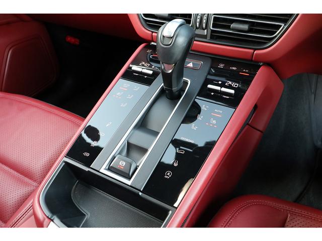 マカン マカンＧＴＳ　ワンオーナー　スポーツクロノ　スポーツエグゾースト　ＯＰ２１インチグロスブラックＡＷ　エクステンドレザーインテリア　レッド＆ブラックレザー　パノラマサンルーフ　パワステプラス　レーンキープアシスト（47枚目）