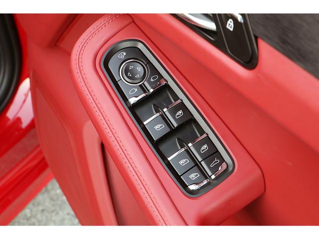 マカン マカンＧＴＳ　ワンオーナー　スポーツクロノ　スポーツエグゾースト　ＯＰ２１インチグロスブラックＡＷ　エクステンドレザーインテリア　レッド＆ブラックレザー　パノラマサンルーフ　パワステプラス　レーンキープアシスト（50枚目）