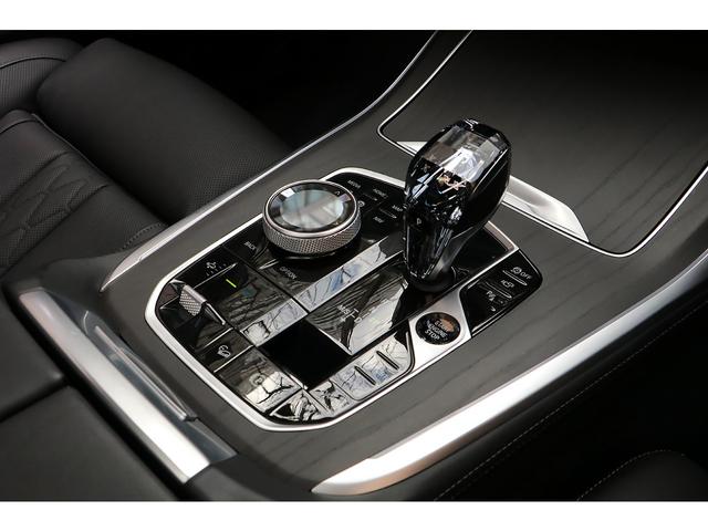 Ｘ７ ｘＤｒｉｖｅ　４０ｄ　Ｍスポーツ　セレクトＰＫＧ　２列目コンフォートシート　ＯＰ２２インチＡＷ　スカイラウンジＳＲ　リアモニター　ｈａｒｍａｎ／ｋａｒｄｏｎ　シートヒーター／クーラー　ドライビングアシストプロ　パーキングアシストプラス（49枚目）