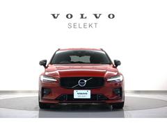 ２０２１年モデル　Ｖ６０Ｂ５Ｒ−ＤＥＳＩＧＮ　フュージョンレッドメタリック／チャコールコンビネーションシート　パノラマサンルーフ　純正ナビ・ＴＶ　１９インチＡＷ　スタイリングキット　ワンオーナー禁煙車 3