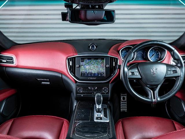 ギブリ Ｓ　パワーサンルーフ　フルナチュラルレザー　２０インチウラーノホイール　ハイグロスカーボンファイバーインテリアトリム　マイカペイント　レッドブレーキキャリパー　リアシートヒーター　パワーサンシェード（4枚目）