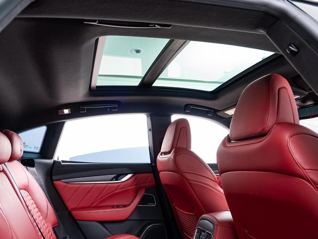 レヴァンテ グランスポーツ　認定保証１年付　２０２０年モデル　ピエノフィオーレナチュラルレザー　サンルーフ　３Ｄカーボンインテリアトリム　２１インチヘリオスホイール　４ゾーンクライメートコントロール　イージーエントリーシステム（9枚目）