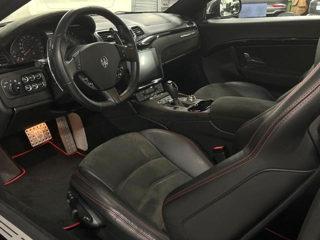 グラントゥーリズモ ＭＣ　ピアノブラックトリム　メタリックペイント　マットレッドキャリパー　自動防眩ミラー　カラードステッチ　カーペットパイピング（6枚目）