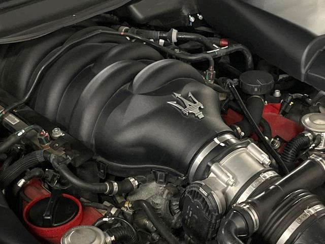 グラントゥーリズモ ＭＣ　ピアノブラックトリム　メタリックペイント　マットレッドキャリパー　自動防眩ミラー　カラードステッチ　カーペットパイピング（7枚目）