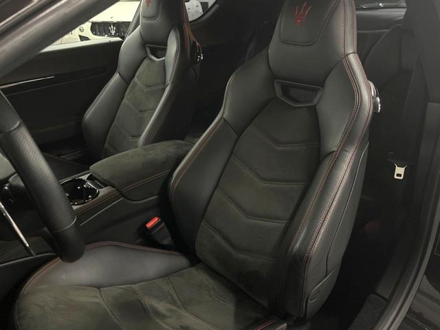 グラントゥーリズモ ＭＣ　ピアノブラックトリム　メタリックペイント　マットレッドキャリパー　自動防眩ミラー　カラードステッチ　カーペットパイピング（8枚目）