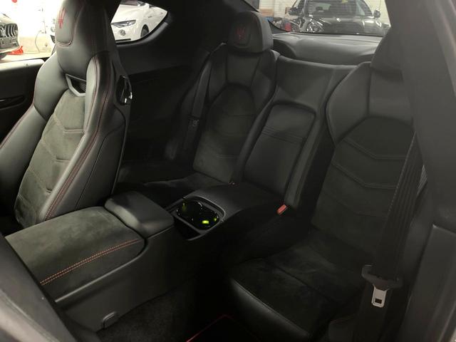 グラントゥーリズモ ＭＣ　ピアノブラックトリム　メタリックペイント　マットレッドキャリパー　自動防眩ミラー　カラードステッチ　カーペットパイピング（9枚目）