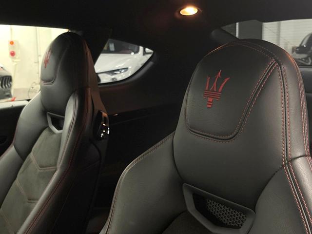 グラントゥーリズモ ＭＣ　ピアノブラックトリム　メタリックペイント　マットレッドキャリパー　自動防眩ミラー　カラードステッチ　カーペットパイピング（10枚目）