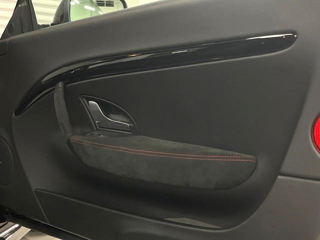 グラントゥーリズモ ＭＣ　ピアノブラックトリム　メタリックペイント　マットレッドキャリパー　自動防眩ミラー　カラードステッチ　カーペットパイピング（11枚目）