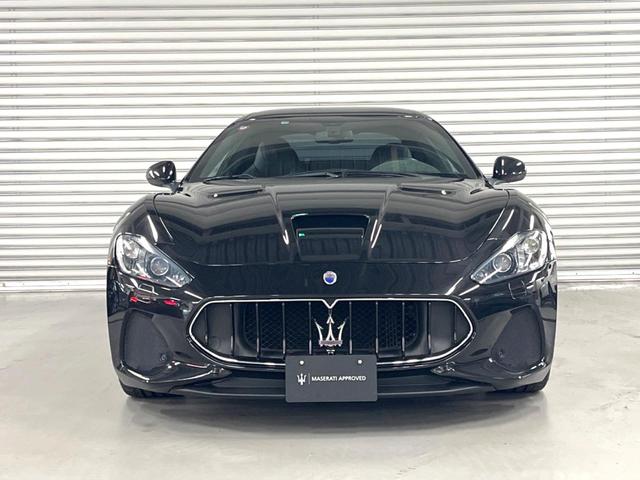 グラントゥーリズモ ＭＣ　ピアノブラックトリム　メタリックペイント　マットレッドキャリパー　自動防眩ミラー　カラードステッチ　カーペットパイピング（12枚目）