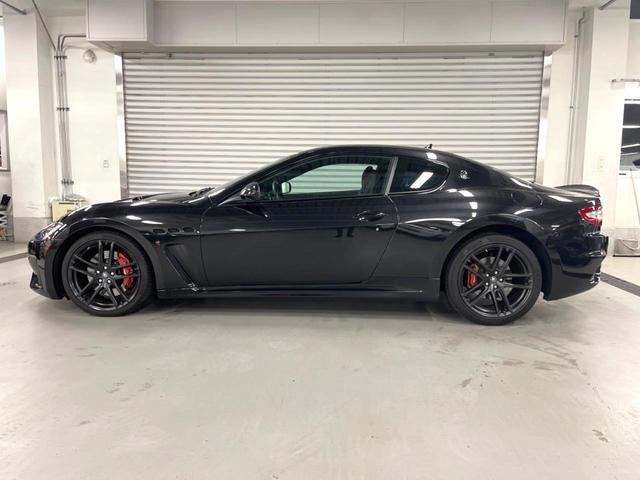 グラントゥーリズモ ＭＣ　ピアノブラックトリム　メタリックペイント　マットレッドキャリパー　自動防眩ミラー　カラードステッチ　カーペットパイピング（13枚目）