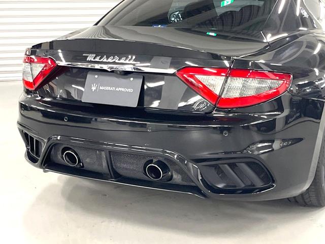 グラントゥーリズモ ＭＣ　ピアノブラックトリム　メタリックペイント　マットレッドキャリパー　自動防眩ミラー　カラードステッチ　カーペットパイピング（14枚目）