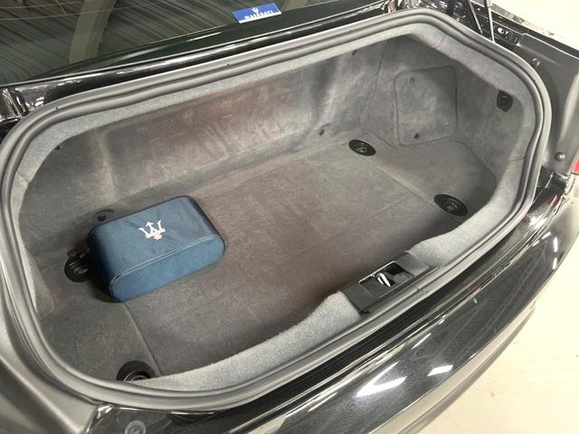 グラントゥーリズモ ＭＣ　ピアノブラックトリム　メタリックペイント　マットレッドキャリパー　自動防眩ミラー　カラードステッチ　カーペットパイピング（16枚目）