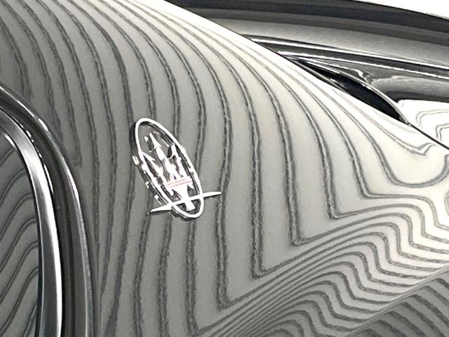 グラントゥーリズモ ＭＣ　ピアノブラックトリム　メタリックペイント　マットレッドキャリパー　自動防眩ミラー　カラードステッチ　カーペットパイピング（17枚目）