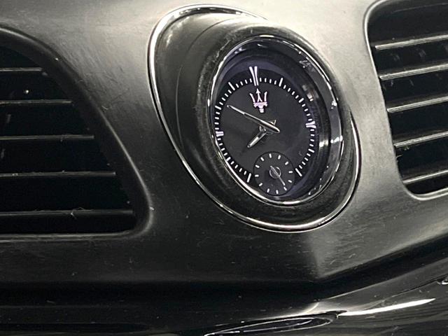 グラントゥーリズモ ＭＣ　ピアノブラックトリム　メタリックペイント　マットレッドキャリパー　自動防眩ミラー　カラードステッチ　カーペットパイピング（18枚目）