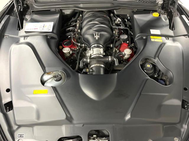 グラントゥーリズモ ＭＣ　ピアノブラックトリム　メタリックペイント　マットレッドキャリパー　自動防眩ミラー　カラードステッチ　カーペットパイピング（21枚目）