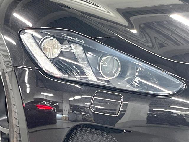 グラントゥーリズモ ＭＣ　ピアノブラックトリム　メタリックペイント　マットレッドキャリパー　自動防眩ミラー　カラードステッチ　カーペットパイピング（22枚目）