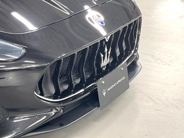 グラントゥーリズモ ＭＣ　ピアノブラックトリム　メタリックペイント　マットレッドキャリパー　自動防眩ミラー　カラードステッチ　カーペットパイピング（23枚目）