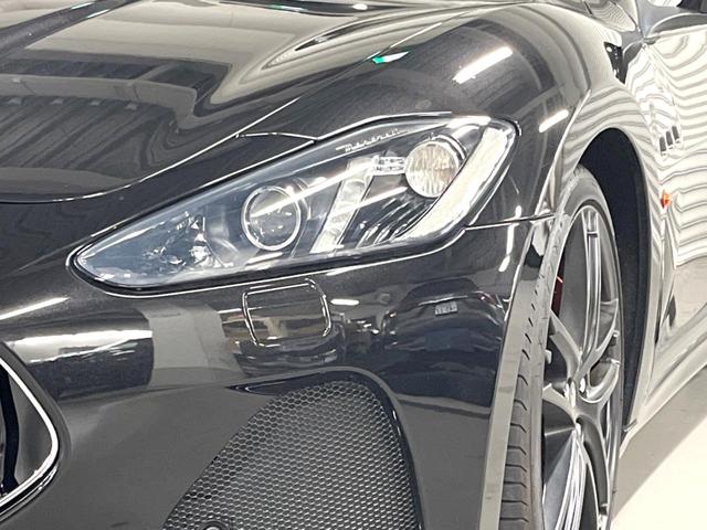 グラントゥーリズモ ＭＣ　ピアノブラックトリム　メタリックペイント　マットレッドキャリパー　自動防眩ミラー　カラードステッチ　カーペットパイピング（24枚目）