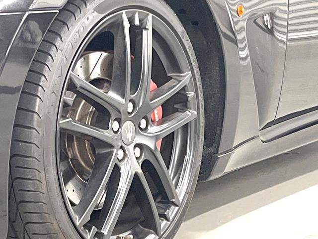 グラントゥーリズモ ＭＣ　ピアノブラックトリム　メタリックペイント　マットレッドキャリパー　自動防眩ミラー　カラードステッチ　カーペットパイピング（26枚目）