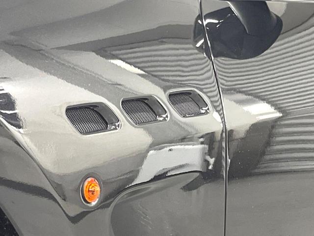 グラントゥーリズモ ＭＣ　ピアノブラックトリム　メタリックペイント　マットレッドキャリパー　自動防眩ミラー　カラードステッチ　カーペットパイピング（28枚目）