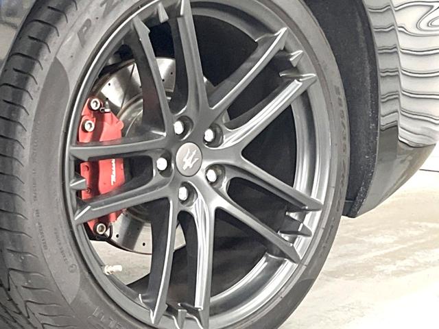 グラントゥーリズモ ＭＣ　ピアノブラックトリム　メタリックペイント　マットレッドキャリパー　自動防眩ミラー　カラードステッチ　カーペットパイピング（29枚目）