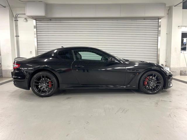 グラントゥーリズモ ＭＣ　ピアノブラックトリム　メタリックペイント　マットレッドキャリパー　自動防眩ミラー　カラードステッチ　カーペットパイピング（31枚目）