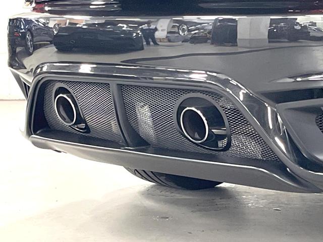 グラントゥーリズモ ＭＣ　ピアノブラックトリム　メタリックペイント　マットレッドキャリパー　自動防眩ミラー　カラードステッチ　カーペットパイピング（32枚目）