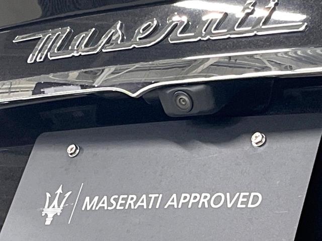 グラントゥーリズモ ＭＣ　ピアノブラックトリム　メタリックペイント　マットレッドキャリパー　自動防眩ミラー　カラードステッチ　カーペットパイピング（33枚目）