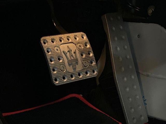 グラントゥーリズモ ＭＣ　ピアノブラックトリム　メタリックペイント　マットレッドキャリパー　自動防眩ミラー　カラードステッチ　カーペットパイピング（37枚目）