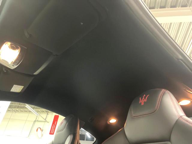 グラントゥーリズモ ＭＣ　ピアノブラックトリム　メタリックペイント　マットレッドキャリパー　自動防眩ミラー　カラードステッチ　カーペットパイピング（39枚目）