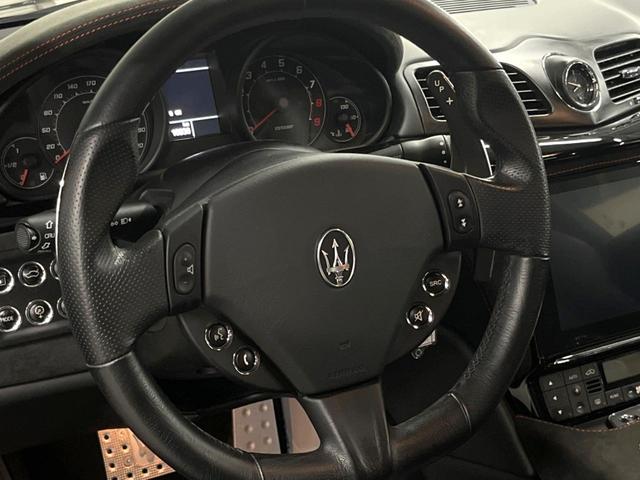 グラントゥーリズモ ＭＣ　ピアノブラックトリム　メタリックペイント　マットレッドキャリパー　自動防眩ミラー　カラードステッチ　カーペットパイピング（40枚目）