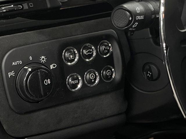 グラントゥーリズモ ＭＣ　ピアノブラックトリム　メタリックペイント　マットレッドキャリパー　自動防眩ミラー　カラードステッチ　カーペットパイピング（41枚目）