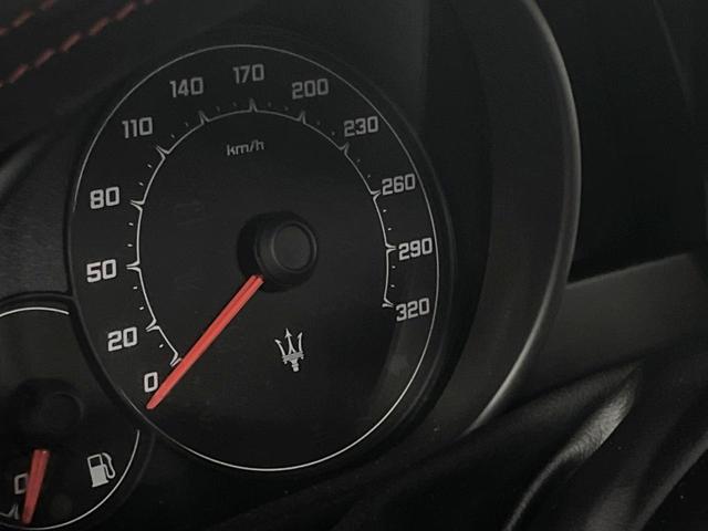 グラントゥーリズモ ＭＣ　ピアノブラックトリム　メタリックペイント　マットレッドキャリパー　自動防眩ミラー　カラードステッチ　カーペットパイピング（42枚目）