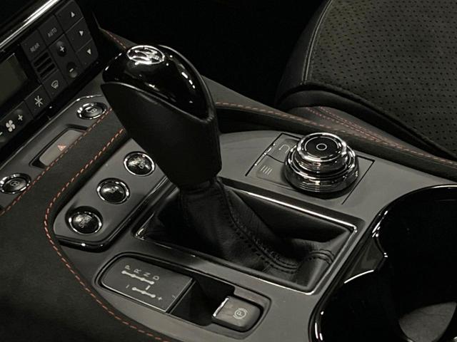 グラントゥーリズモ ＭＣ　ピアノブラックトリム　メタリックペイント　マットレッドキャリパー　自動防眩ミラー　カラードステッチ　カーペットパイピング（43枚目）