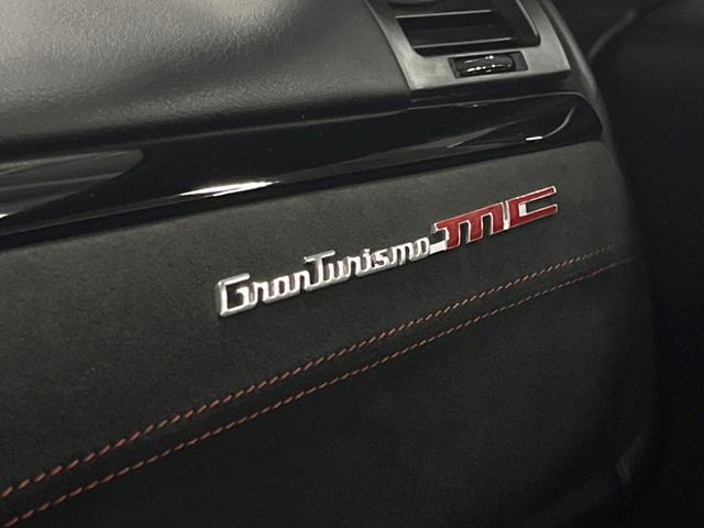 グラントゥーリズモ ＭＣ　ピアノブラックトリム　メタリックペイント　マットレッドキャリパー　自動防眩ミラー　カラードステッチ　カーペットパイピング（45枚目）