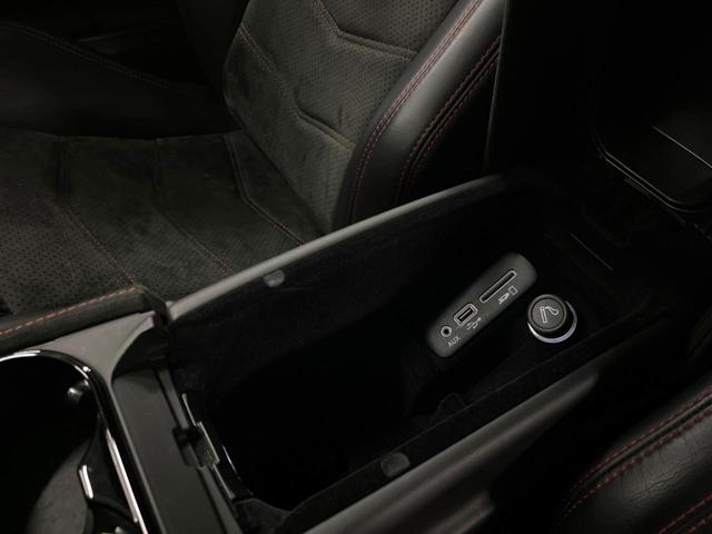 グラントゥーリズモ ＭＣ　ピアノブラックトリム　メタリックペイント　マットレッドキャリパー　自動防眩ミラー　カラードステッチ　カーペットパイピング（46枚目）