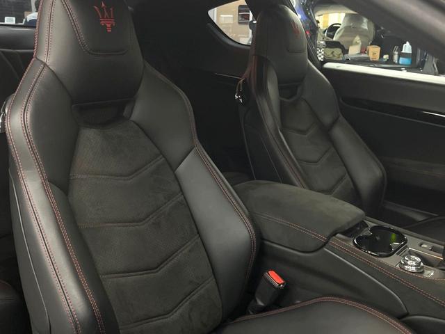 グラントゥーリズモ ＭＣ　ピアノブラックトリム　メタリックペイント　マットレッドキャリパー　自動防眩ミラー　カラードステッチ　カーペットパイピング（47枚目）