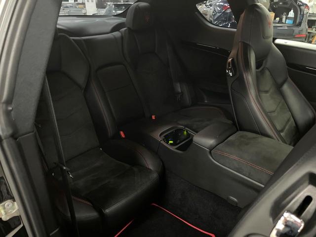 グラントゥーリズモ ＭＣ　ピアノブラックトリム　メタリックペイント　マットレッドキャリパー　自動防眩ミラー　カラードステッチ　カーペットパイピング（48枚目）