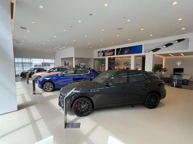 グラントゥーリズモ ＭＣ　ピアノブラックトリム　メタリックペイント　マットレッドキャリパー　自動防眩ミラー　カラードステッチ　カーペットパイピング（52枚目）